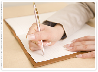 契約のサインを交わす